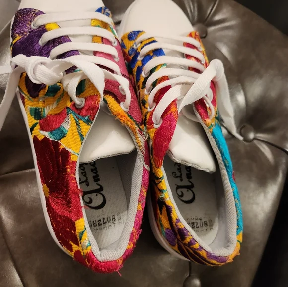 Embroidered Shoes - Picture 2 of 4